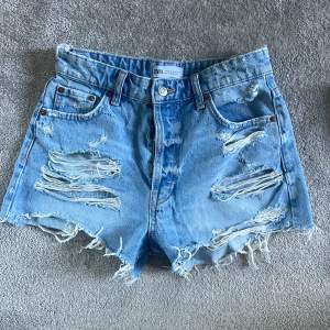 Säljer ett par jeans shorts från Zara. Köpta förra sommaren och fortfarande i väldigt fint sick. 💕💕