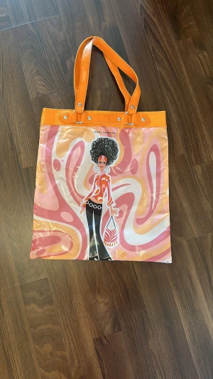 Väska - Jätte gullig väska från Jordi Labanda. Knappast använd.