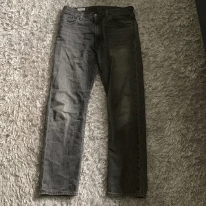 Levi Jeans - Säljer dessa knappt använda Levis 551Z jeansen i stl 30/32 i bra skick. Kom dm för funderingar 😊 Nypris 1349kr!