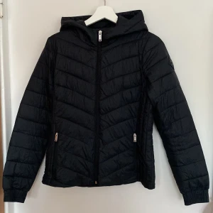 Hollister Allvädersjacka - Perfekt skick. Ser helt ny ut. Storlek S. Väldigt bekväm jacka. Använd. Säljer för 180 kr. Köpte för 750 kr.