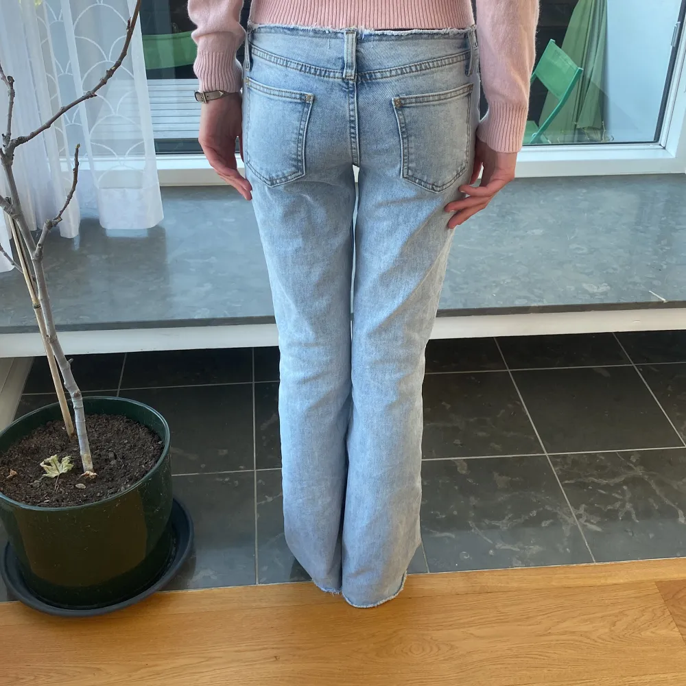 Jätte snygga lågmidjade jeans! Midjemåttet är 37cm tvärsöver och inerbens längden är 77cm . Jeans & Byxor.