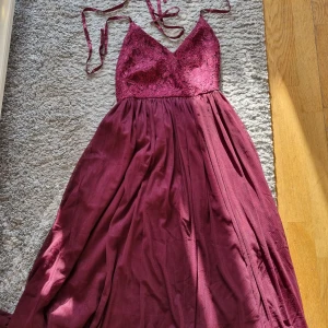Snygg festklänning - Säljer en helt oanvänd klänning från märket Moments New York. Storlek 36. Perfekt till fest, bröllop, balen etc