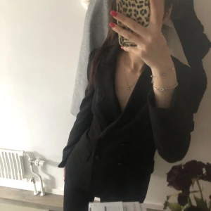 Kavaj från Stockh LM  - Säljer denna fina kavajen från Stockh LM. Defekter nopprig!!! Perfekt vid midjan och armarna, storlek xs & 165 cm lång. 