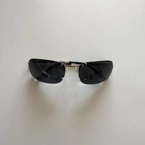 Svarta solglasögon från märket Shevoke. 