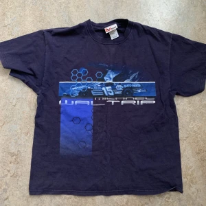 Blå racer oversized tröja💙 - En jätte cool blå graphic racer tröja! Sitter superfint och passar till nästan allt! (Bara använts 1 gång)