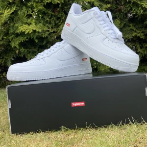 Supreme af1 - Supreme air Force 1 vita storlek 44,5 helt nya endast upplockade för bilder!!! Skriv vid intresse pris kan diskuteras!!!