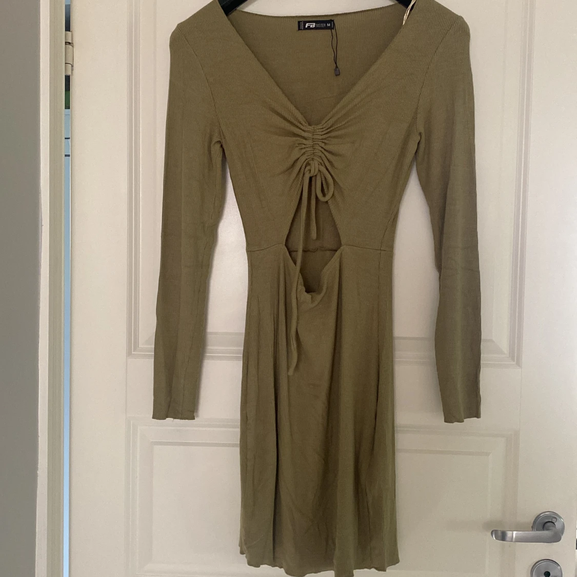 Klänning med öppning i magen