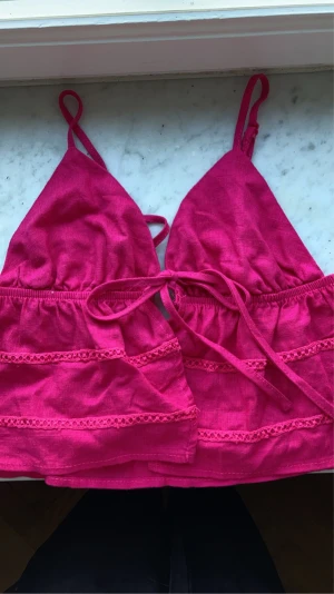 Rosa topp  - En supersnygg och söt sommar-topp som har en assnygg rosa färg. Har inte använts något då det kom två i paketet då jag beställde, är därmed helt ny och i helt nytt skick 🫶🏻💗. 