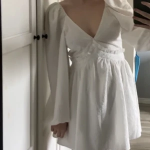 Vit klänning - Virt klänning med ballongärm. Tanken va att ha detta som studentklänning men hittade en annan. Annars är den perfekt ull student eller bara som en fin sommarklänning. Köpt på plick men är från NAKD💗