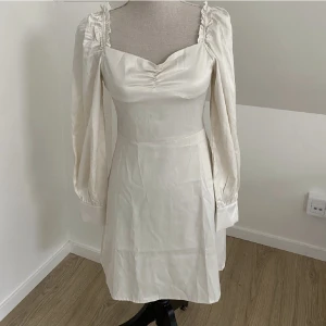 Naturvit klänning - (Lånad bild) Vit satinklänning från Zara, lite mer gulaktig i verkligheten🤍Perfekt till midsommar💐