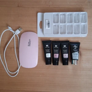 Polygel och UV-lampa - Fyra polygelfärger, den vita är oöpnad, 01 är öppnad men inte använd, dom andra är öppnade men obetydligt använda. Ett paket mallar där några få är använda och utrensade och en liten UV-lampa som funkar som den ska.