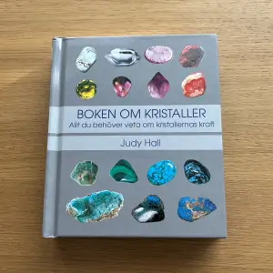 Boken om Kristaller av Judy Hall *helt ny* 💎🩵