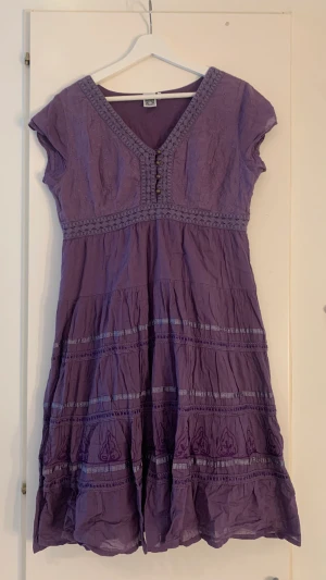 Lila klänning - En jättefin klänning jag hittade secondhand förra året men har tyvärr aldrig använt då den är lite för lång för min smak.  Fint skick!😊 Jag är 165 cm och den slutar vid mina knän. Köparen står för frakt!