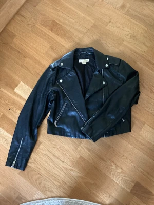 Jacka - Skit cool jacka i fejkläder, köpt second hand men har aldrig använt den. Jättefint skick nästen ny skulle jag tro. Skriv för frågor/fler bilder💕
