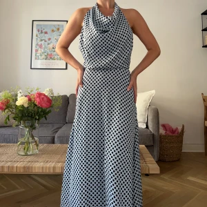Halterneckklänning från Zara - Magiskt fin långklänning från Zara! Aldrig använd, säljer pga tyvärr för stor för mig. Storlek S 🩵 