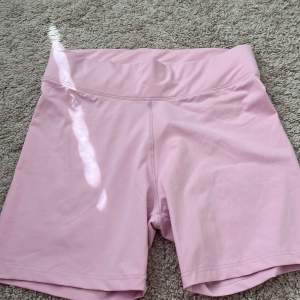 Äkta rosa (Molly) dollystyle kjolshorts, oanvända med lapp kvar. De är i storlek L men stretchiga. Perfekta att ha under kjol!