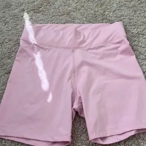 Äkta rosa (Molly) dollystyle kjolshorts, oanvända med lapp kvar. De är i storlek L men stretchiga. Perfekta att ha under kjol!