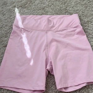 Dollystyle kjolshorts  - Äkta rosa (Molly) dollystyle kjolshorts, oanvända med lapp kvar. De är i storlek L men stretchiga. Perfekta att ha under kjol!