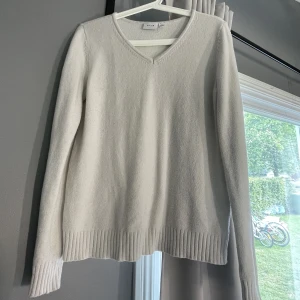 stickad tröja - vit v-ringad stickad tröja, super gosig och skön!! knappt använd😇