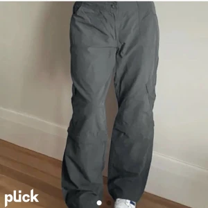 Snygga byxor!!! 🫶🏼🫶🏼 - Säljer dessa galet snygga byxor från Emmiol 🫶🏼 dem är helt nya, inte använda något då dem tyvärr inte passade mig 🫶🏼  nypris är 540kr, mitt pris 300kr 🥰