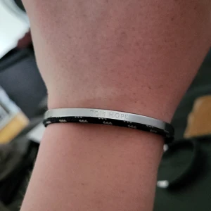 Armband tom hope - Helt nytt hybrid 2 atlantic red armband fån tom hope nypris 684 kr säljer då det va för litet  Finns ingen förpacknig som tillhör