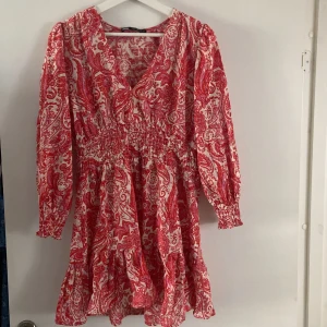 Sommarklänning  - Knappt använda klänning från Zara i bra skick, sitter fint och har normal passform!