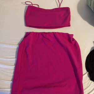 Kjol och topp set - Ett jätte gulligt set från boohoo, säljer då jag aldrig får någon använding utav den. Storlek 36 knappt använd.