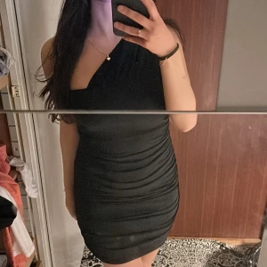 Klänning - One shoulder klänning. Aldrig använd.  Storlek S. 100 kroner💖