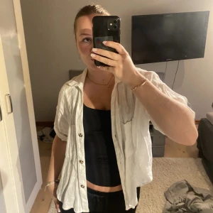 Linné shorta  - Superfin Linné shorta från Zara☺️💕 har en liten fläck på axeln fårn en strandväska men inget som direkt märks, finns även ett liiitteett hål i armhålan därav de billiga priset på denna💕L men är vanligtvis XS/S. Stryker den innan den postas såklart💕