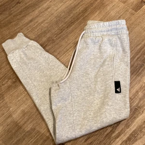 Snygga mjukisar - Adidasmjukisar i strl XS, knappt använda 