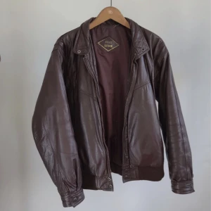 Bomberjacka läderjacka skinnjacka  - Trendig bomber i äkta läder! Passar S-M