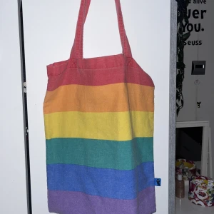 Tygkasse  - En pride tygkasse som knappt är använd. Köpt på tgr för flera år sedan. Ingen slitage eller liknande 