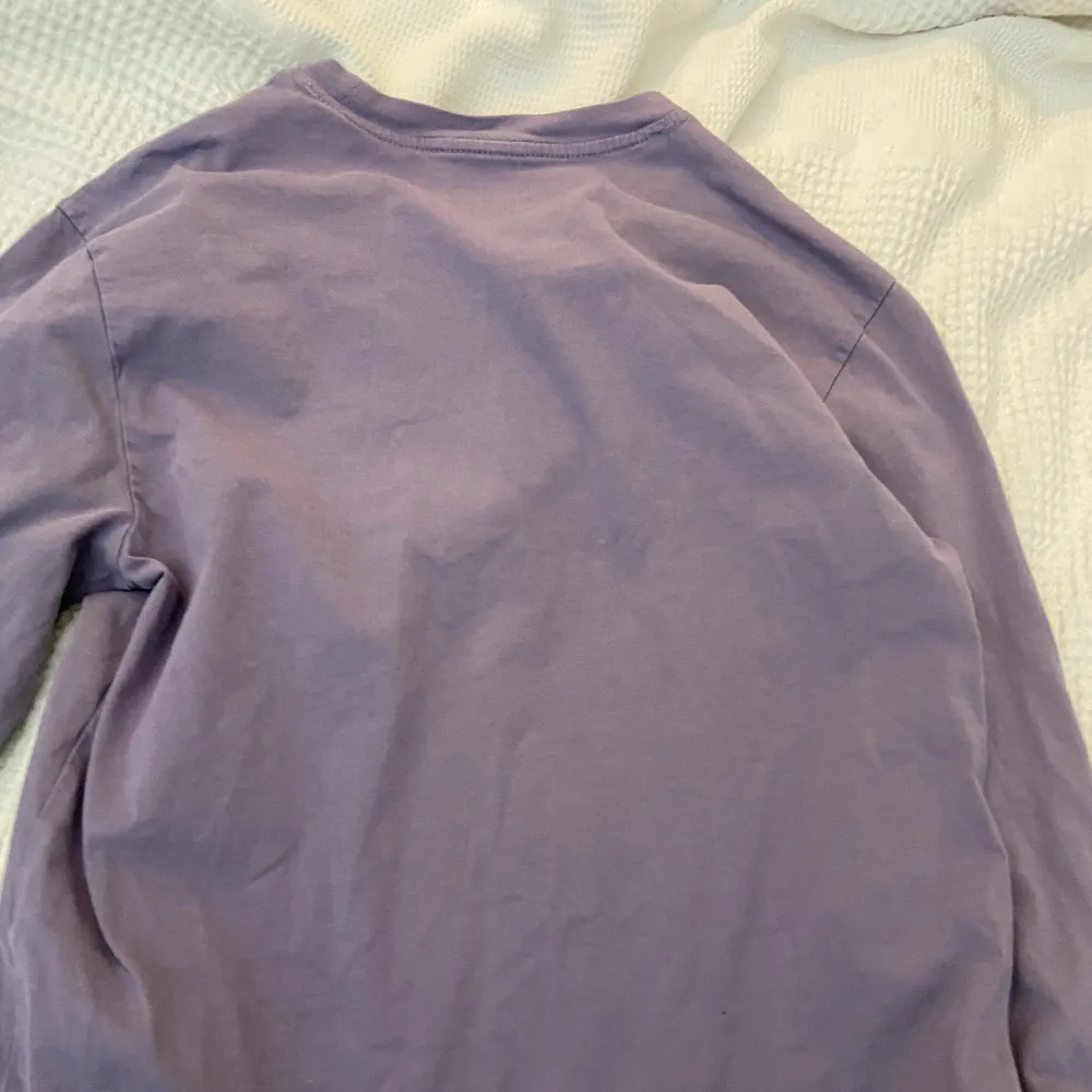 En lila långärmad tröja från vans i storlek S. I bra skick. Säljer då jag inte använder den.💗 kom privat vid frågor. Toppar.