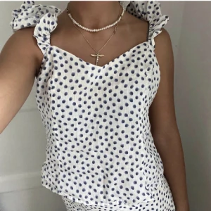 Zara blus - Vit blus/linne med blå prickar från Zara. Linnematerial. Liten M sitter som en S. Inga defekter. 75kr +frakt🥰