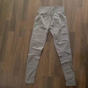 Träningsbyxor - Dessa träningsbyxor kommer från ICANIWILL(ICIW) och har använts 3-4 gånger ungefär. Jag säljer dessa då dom är för stora för mig.