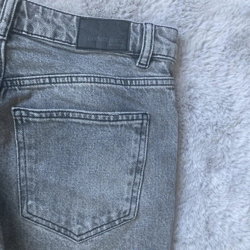Jätte fina jeans från Gina inte jätte använda💗 säljs för det inte är min stil, lågmidjade. Jeans & Byxor.