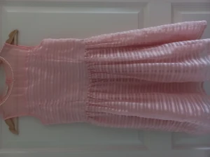 Jätte fina klänningar  - Jätte fina klänni0ngar för flicka från GUESS.  Str 140 till 160. 300kr. Mobil 0793537427. Välkommen