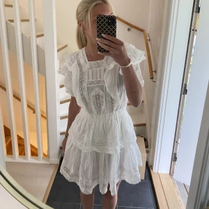 Byemilia  - Säljer denna oanvända Byemilia klänning, då leveransen blev försenad💗🙏🏻Så hoppas någon annna kan få användning för klänningen. Tull och frakt var dyr så lägger ut för utgångspriset 🙌🏻