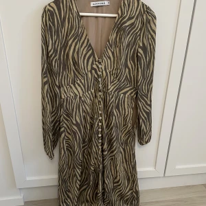 Adoore klänning  - Säljer denna fina klänning från adoore. Använd 1 gång. Köpt för 1500kr.  Pris kan diskuteras 