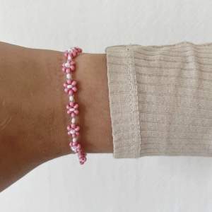 Somrigt & gulligt handgjort armband med rosa/vita blommor. Med kedja & lås.  70kr med kedja & 60kr utan kedja   Frakt 16 Swish 