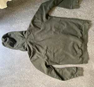 dickies hoodie - en mörkgrön dickies hoodie som har fått vara med om mycket. passar M och L. nästan perfekt skick typ 8/10. skriv för mer frågor