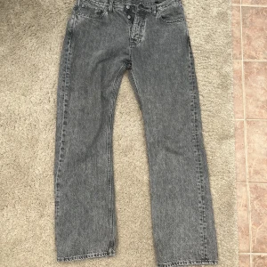 Hope rush jeans  - Byxorna är i bra skick utöver en knapp som trillat av och nedre delen av byxorna har slitits lite, se bilderna. 