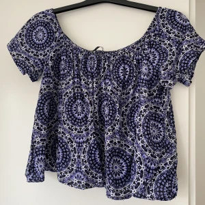 Topp från Gina - Jättefin mönstrad blus från Gina Tricot! Storlek 38, men funkar för 34,36 också skulle jag säga! Flitigt använd men fortfarande i fint skick! Pris kan diskuteras! Köparen står för frakt🌾