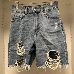 Jeans Shorts från H&m - Säljer för att de inte är min stil längre! Fint skick och är ej sönder! Anledningen till varför de ser skrynkliga ut är för att de har legat gömd i min garderob. Luftiga och perfekta för sommaren! Klicka på köp om du vill köpa, kontakta om du har frågor