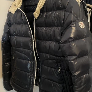 Moncler Aubert Down jacket - Säljer nu min moncler jacka då jag har tröttnat på den || Jackan är i bra skick || storlek 3 det vill medium med passar i small || Nypris ligger runt 9800 kr || Bara att fråga om ni har några funderingar!