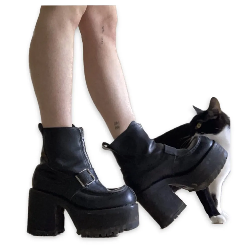 good quality leatherboots bought in 97’ with a platform, cat is not included in the price    🫵🏻🥚contact me before attempting ti purchase🥚. Skor.
