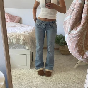 Low waist jeans - Ljusblå jeans som är lågmidjade med ett litet knäppe fram. Köpta i Köpenhamn. Buda gärna!