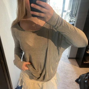 Söt topp med omlott  - Säljer denna söta tröja med omlott vid axeln i storlek xs! 😊