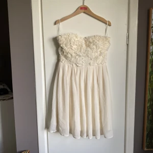 Säljer min studentklänning  - - Den e använd en gång och jag älskade den, strapless som en korsett uppe då den är lite hårdare ryg - blommig spets vid bysten -benvit