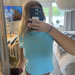 Blå topp  - Jättefin blå t-shirt topp nånting, aldrig använd så helt ny iprencip, storlek S men passar både större och mindre, kan frakta å skicka bättre bilder💗